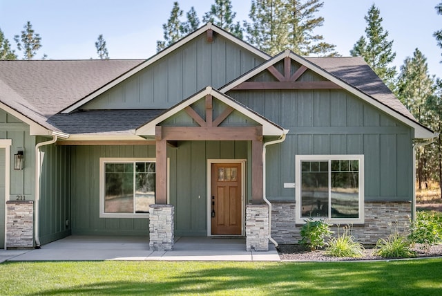 craftsman inspired home with a front lawn