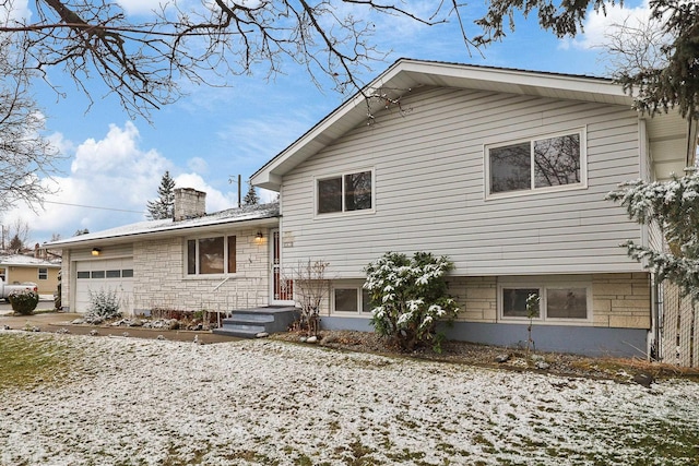 view of front facade featuring a garage