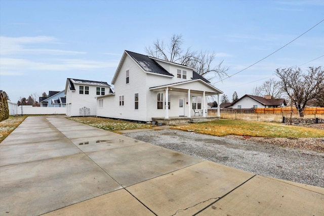 view of front of property featuring covered porch and a front yard