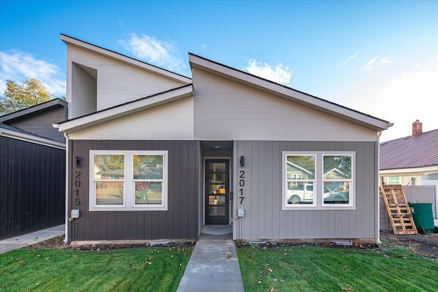 view of front facade featuring a front yard