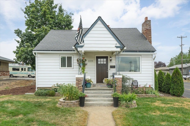 view of front facade with a front yard