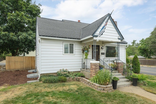 view of front of house featuring a front lawn