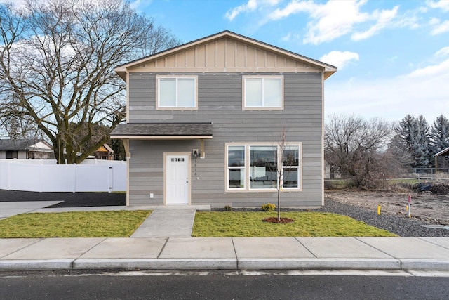 front facade featuring a front yard