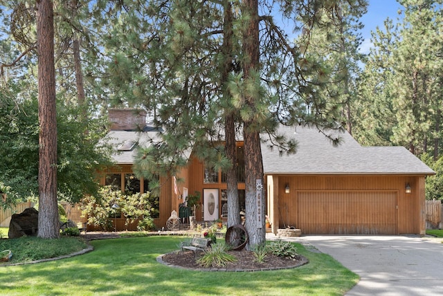 view of front of home featuring a front lawn and a garage