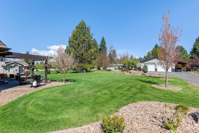 view of yard featuring a pergola