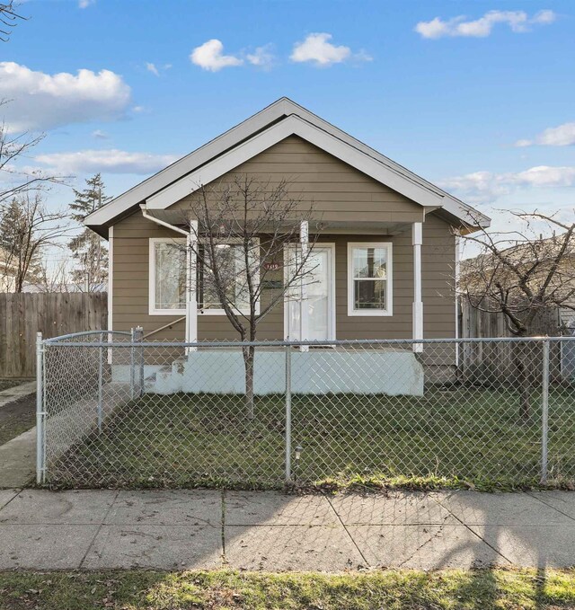 view of front facade with a front yard