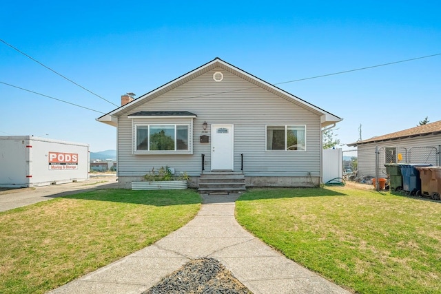 bungalow featuring a front lawn