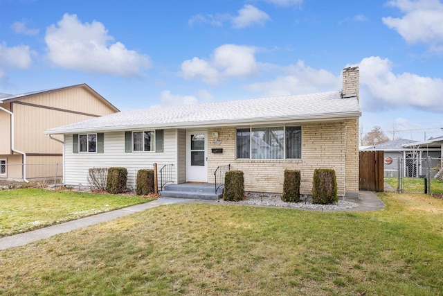 view of front of property featuring a front lawn