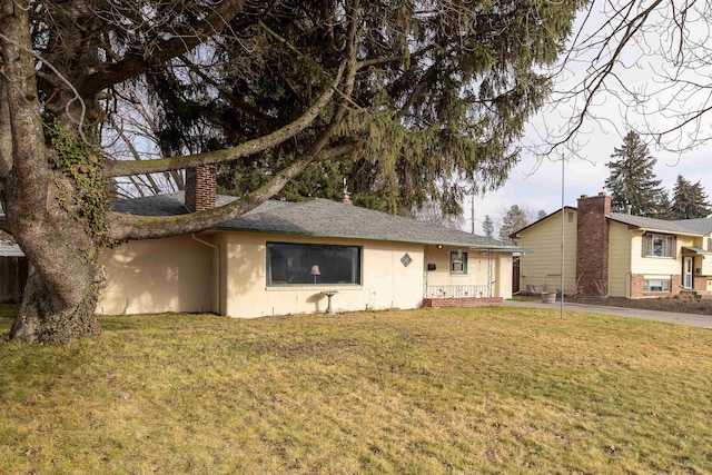 ranch-style house featuring a front yard