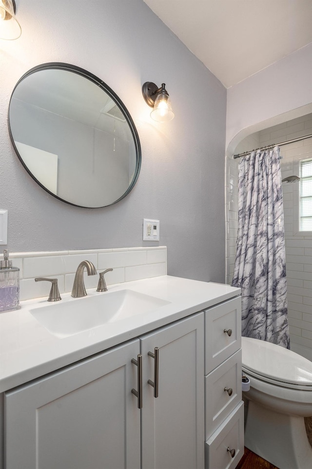 bathroom with toilet, a shower with curtain, and vanity