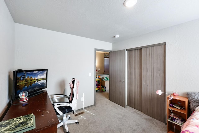 office area with light carpet