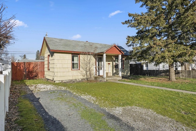 view of front of property featuring a front yard