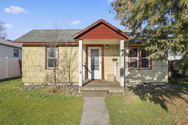 bungalow featuring a front lawn