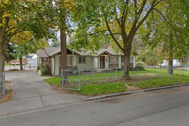 view of front of property featuring a front yard