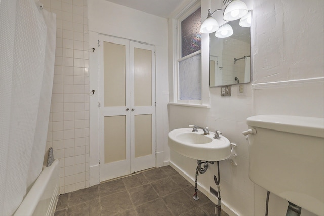 full bathroom with toilet, sink, and shower / bath combo