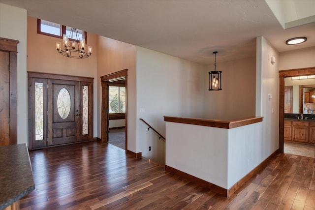 entryway featuring a chandelier, dark hardwood / wood-style floors, and sink