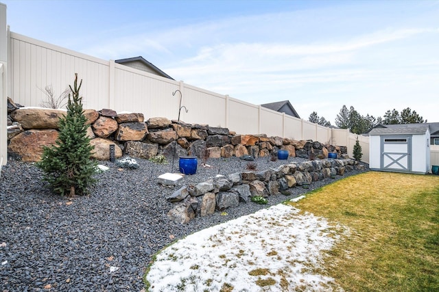 view of yard with a storage shed