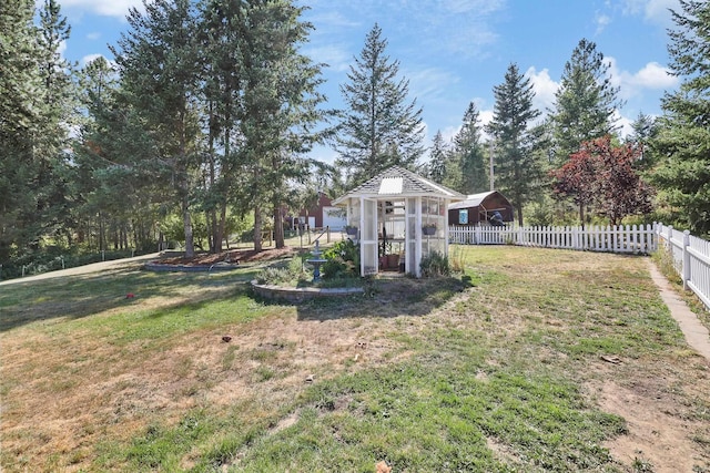 view of yard featuring an outdoor structure