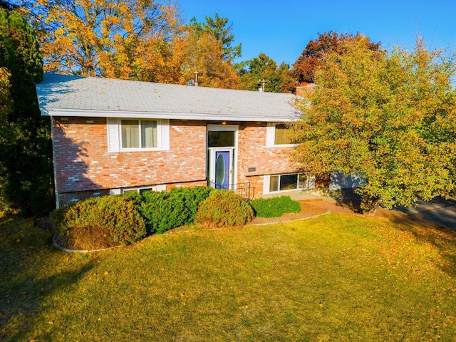 split foyer home featuring a front yard