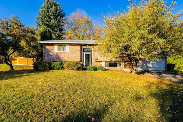 split foyer home featuring a front lawn