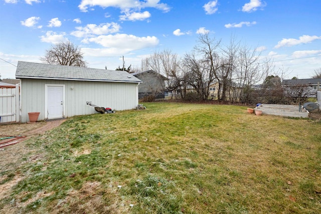 view of yard with an outdoor structure