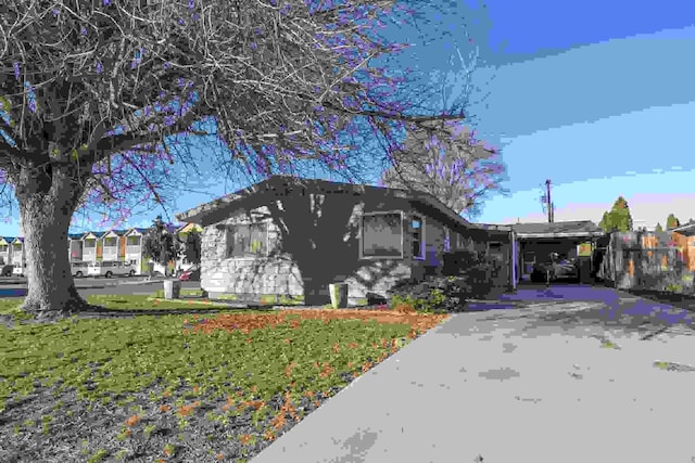 view of front facade featuring a front lawn