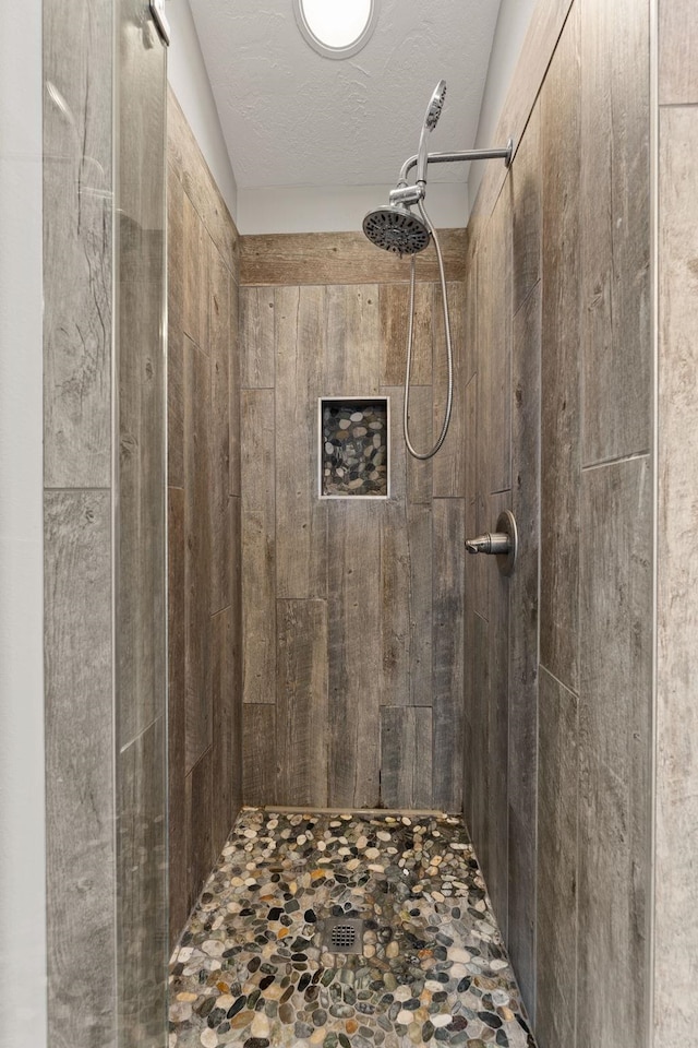 bathroom featuring a tile shower