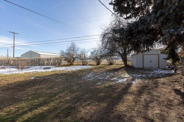 view of yard featuring a storage unit