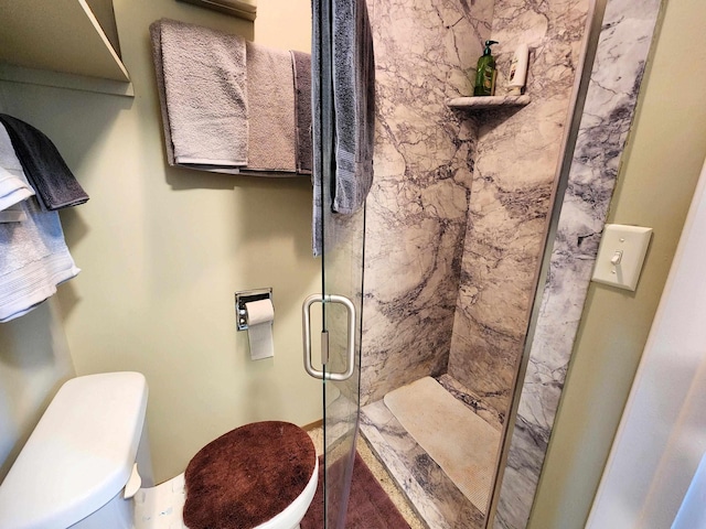 bathroom featuring toilet and an enclosed shower