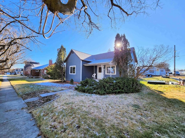 view of front of home with a front lawn