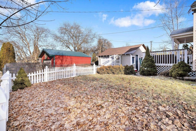 view of yard with an outdoor structure