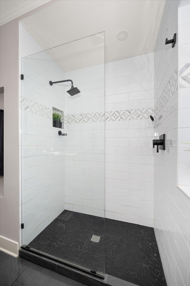 bathroom featuring a tile shower