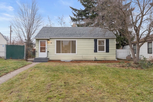 view of front facade with a front yard