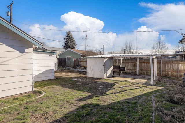 view of yard featuring a shed