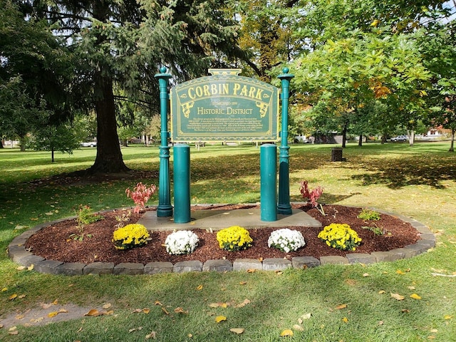 community / neighborhood sign featuring a yard