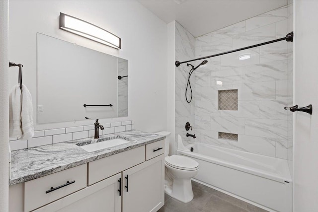 full bathroom with tiled shower / bath combo, vanity, toilet, and tasteful backsplash