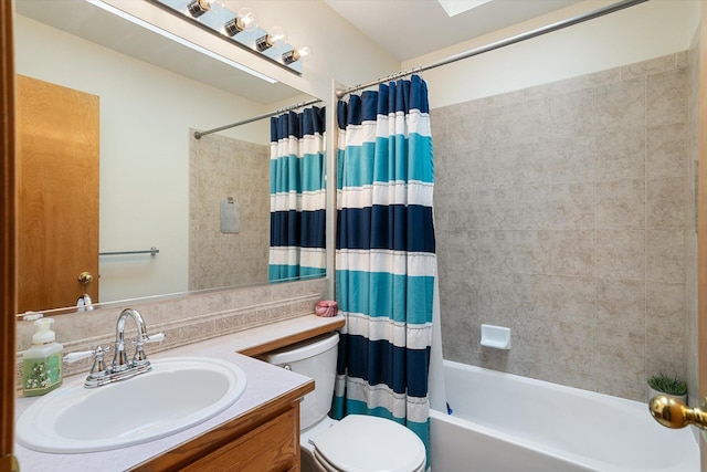 full bathroom featuring shower / bath combo with shower curtain, toilet, and vanity