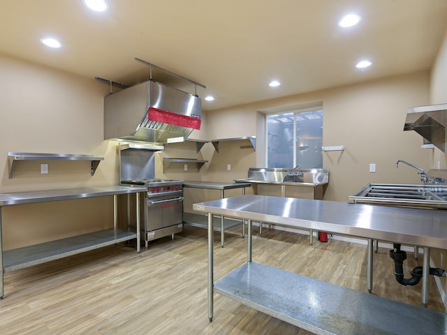 game room with sink and light hardwood / wood-style floors