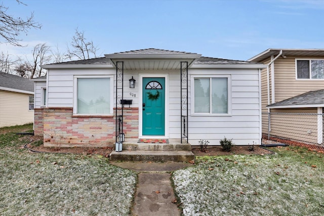 view of front of home featuring a front lawn