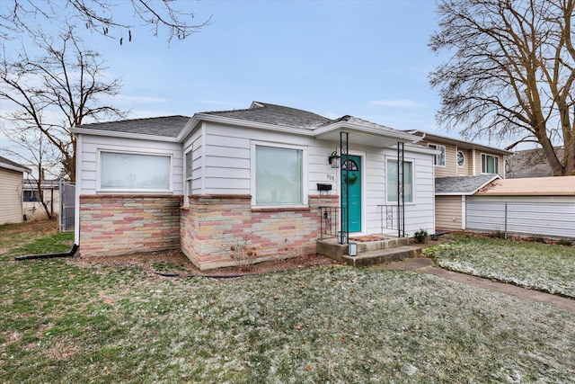 view of front of home featuring a front lawn