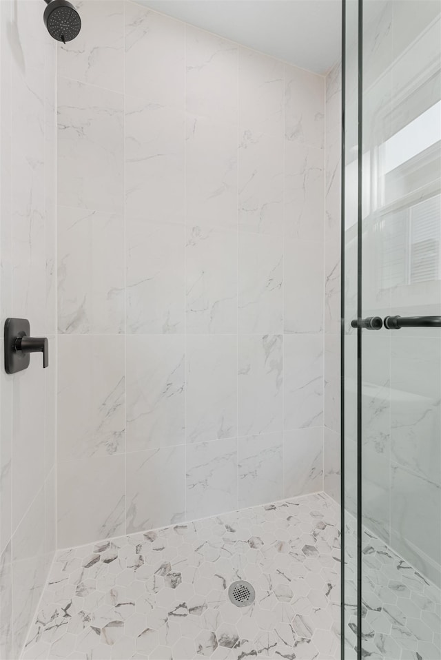 bathroom featuring tiled shower