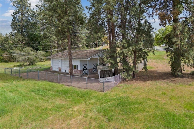 view of yard featuring an outdoor structure