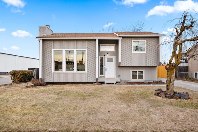 bi-level home featuring a front lawn