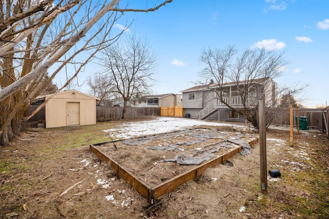 view of yard featuring a storage unit