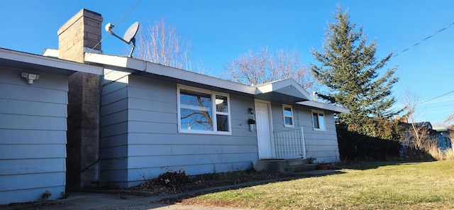 view of front of home featuring a front yard