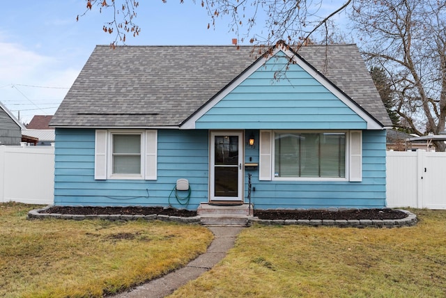 bungalow featuring a front lawn