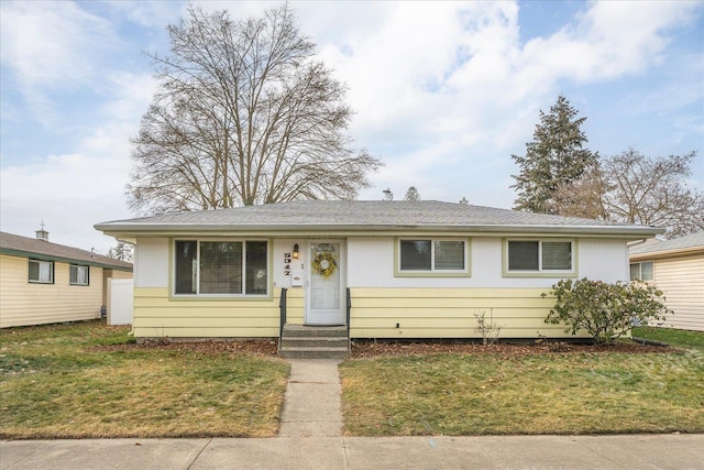 single story home with a front lawn