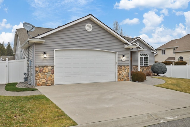 view of front of house featuring a garage and a front yard