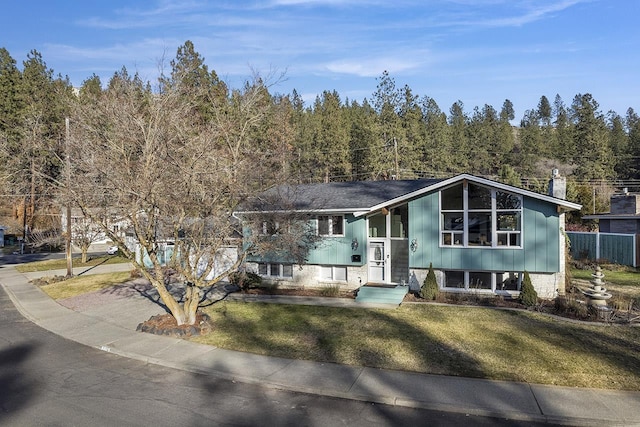 bi-level home featuring a front yard