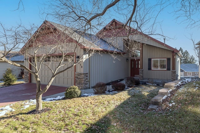 view of front of home featuring a garage and a front yard